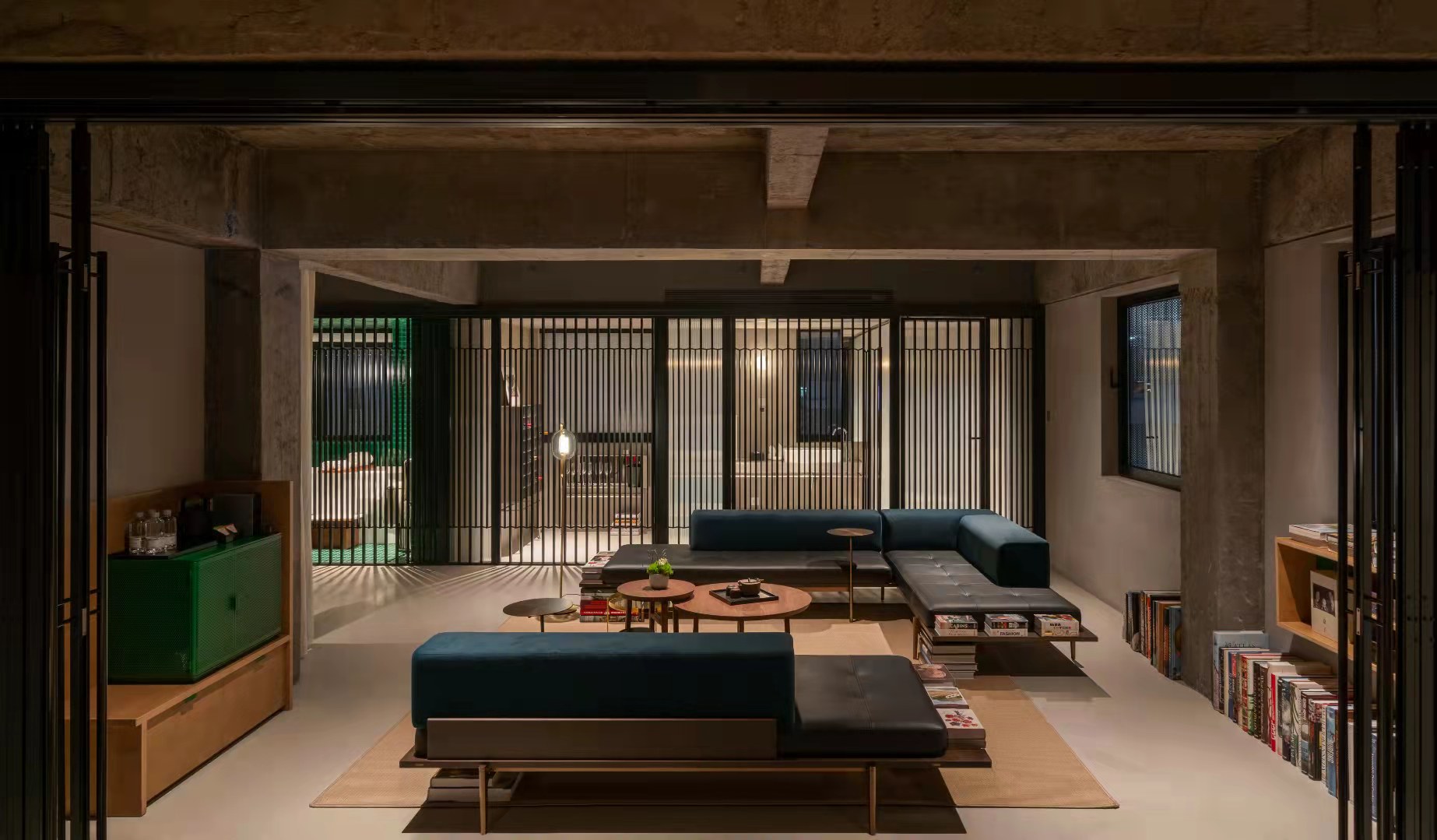 Each guest room is a small design museum. Neri&Hu’s specially customized furniture brings together the works of designers from all over the world. The ubiquitous design details are like people with different identities and appearances in the layers of cur