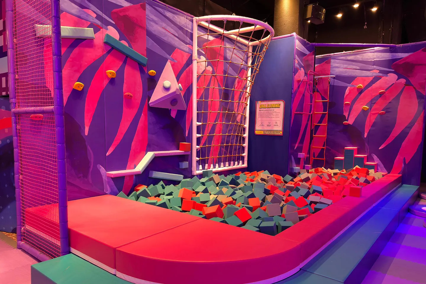 征服了繽紛的攀岩牆後，勇敢地躍入我們柔軟的泡棉方塊池吧！