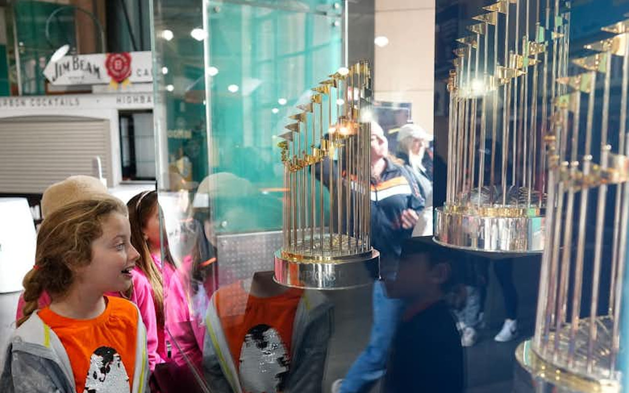 在博物館近距離欣賞舊金山巨人隊的世界大賽獎盃。