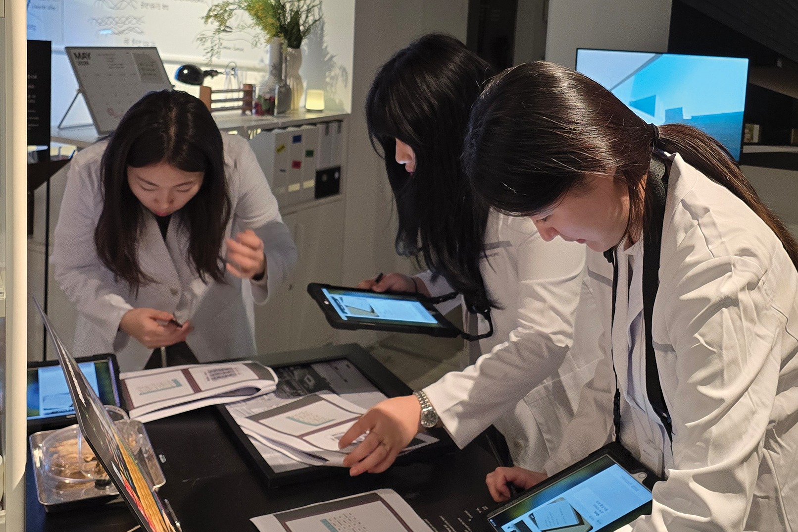 仔細檢視道具、商品和隱藏細節，以找出關鍵線索。