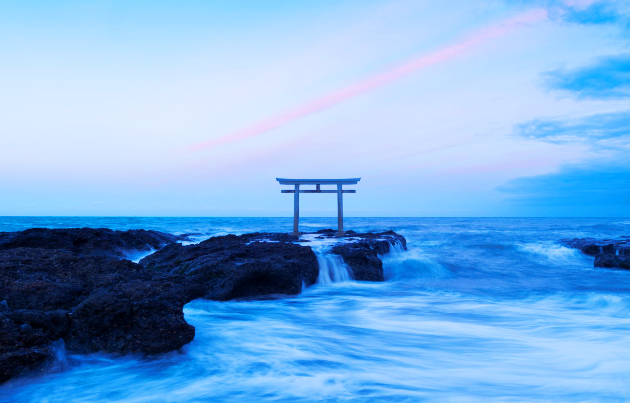 暮色裡天色漸藍,一抹粉虹輕懸天際,神社地標與壯闊海景相融,氛圍感靜謐又震撼。 暮色裡天色漸藍,一抹粉虹輕懸天際,神社地標與壯闊海景相融,氛圍感靜謐又震撼。