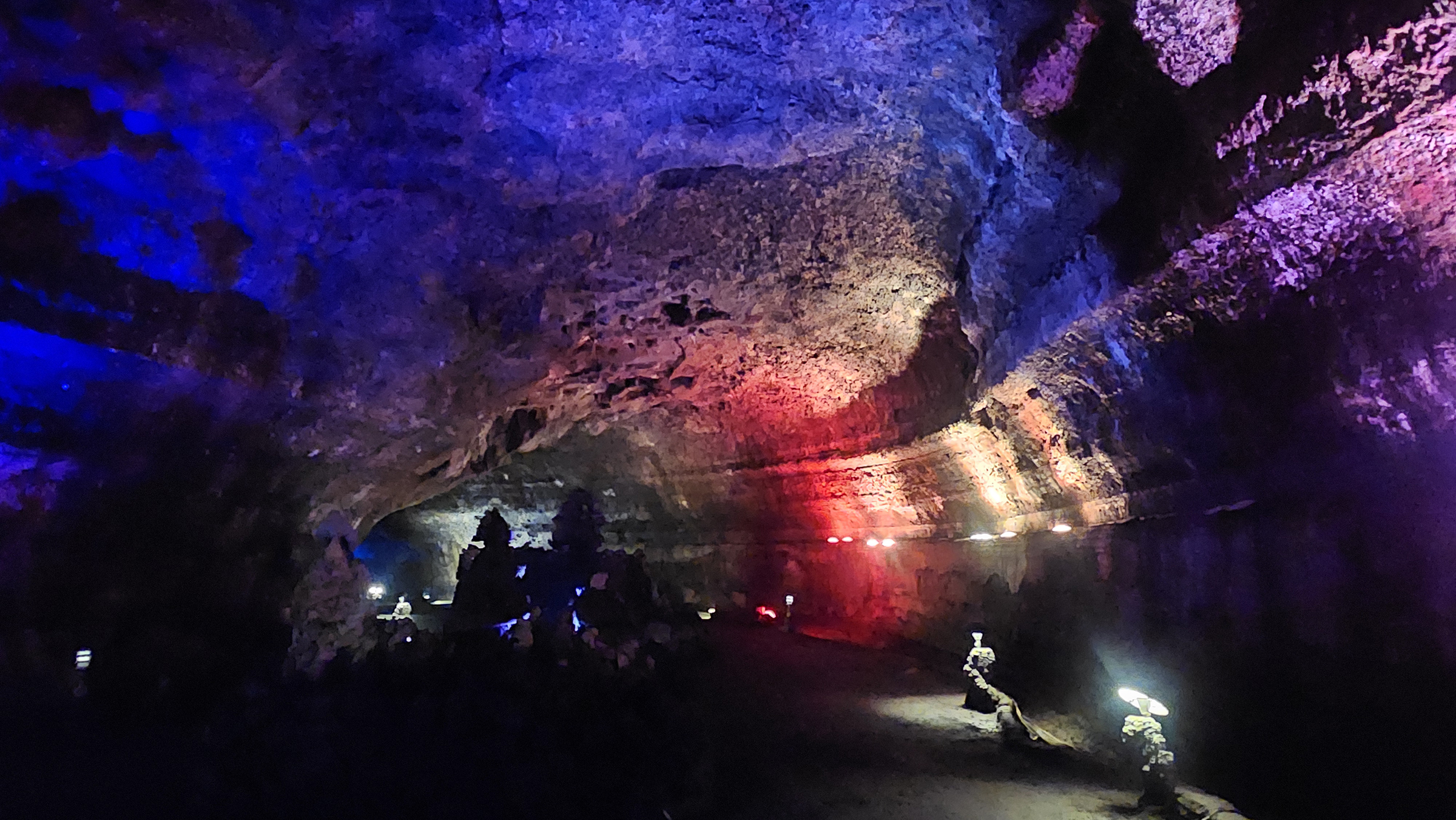 深入火山熔岩雕塑而成的洞穴，欣賞獨特的藝術作品，感受非凡的藝術氛圍。