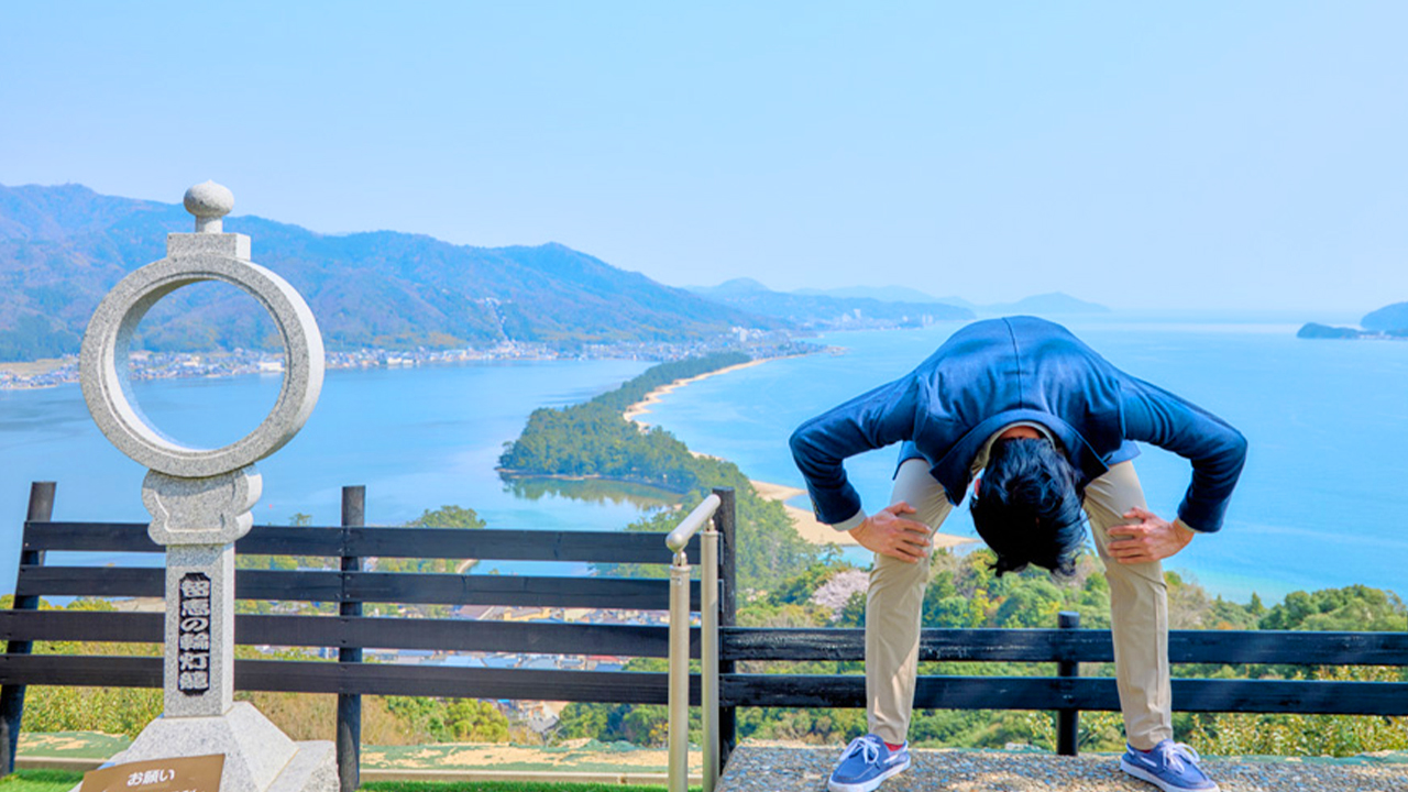 天橋立View Land，從飛龍觀的 “胯下窺視臺” 倒看天橋立，沙洲上的松樹如同龍鱗，白沙似龍背，天橋立宛如一條飛龍昇天，因此得名。這一獨特的觀賞角度是天橋立的標誌性視角之一。