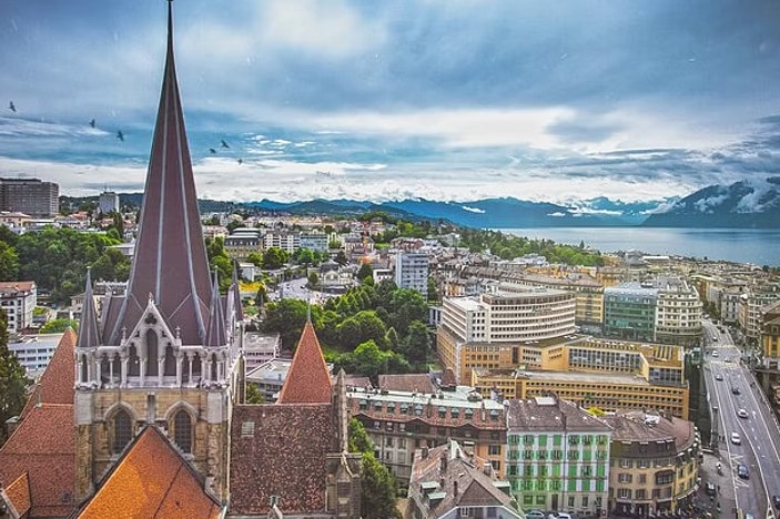 Private Lausanne Scavenger Hunt and Walking Tour