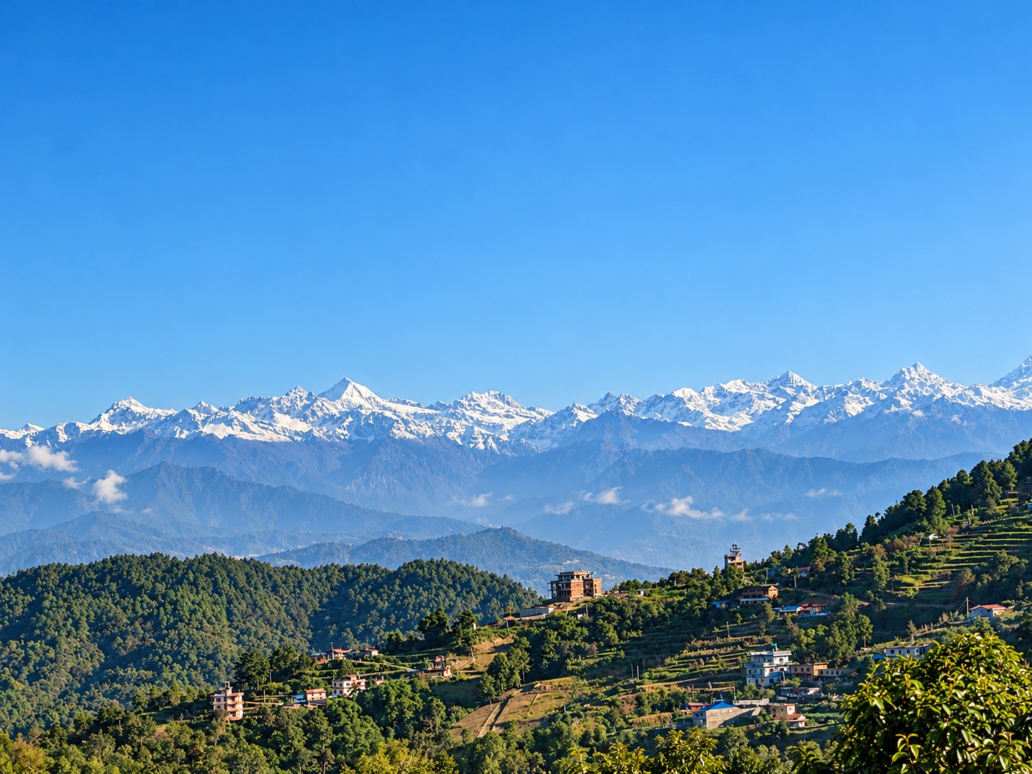 漫步於納加闊特（Nagarkot）翠綠的山丘、傳統村落與層疊的梯田間，享受寧靜健行之旅。在湛藍的天空下，遠眺白雪皚皚的喜馬拉雅山脈壯麗景致。