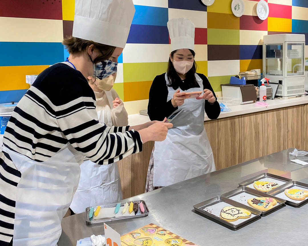 在札幌親手製作著名的白色戀人餅乾