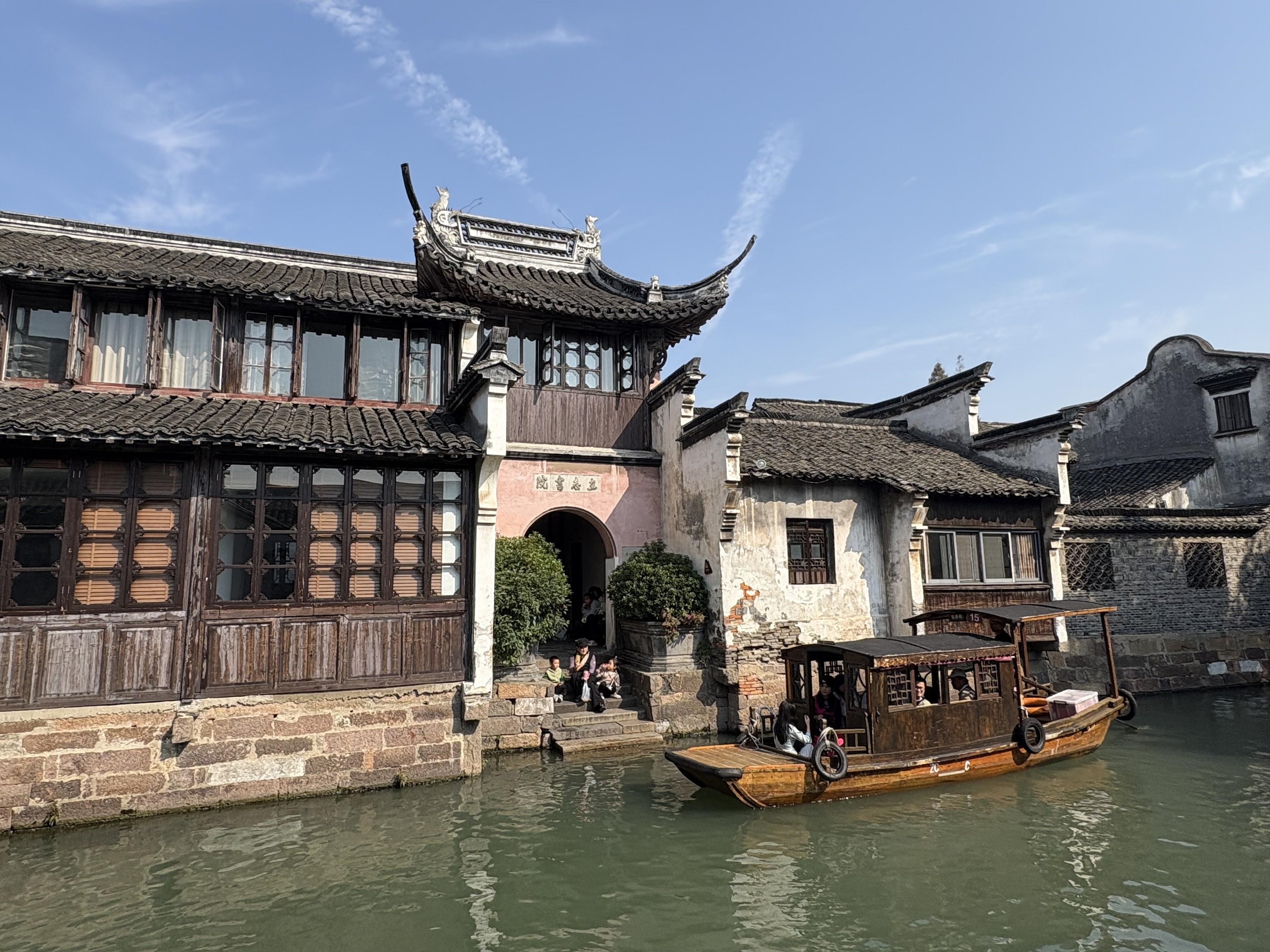 古宅飛簷翹角，木窗映著天光，烏篷船靜泊水畔，藍天為幕，白牆作底，江南的古韻與雅緻，在這一刻完美定格