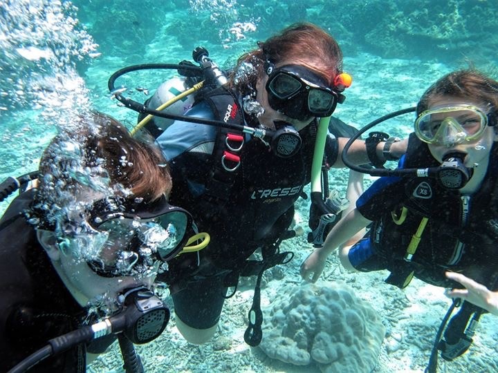 PADIオープンウォーターダイバーコース（ランタ島 / PADI 5 Star Dive Center提供）