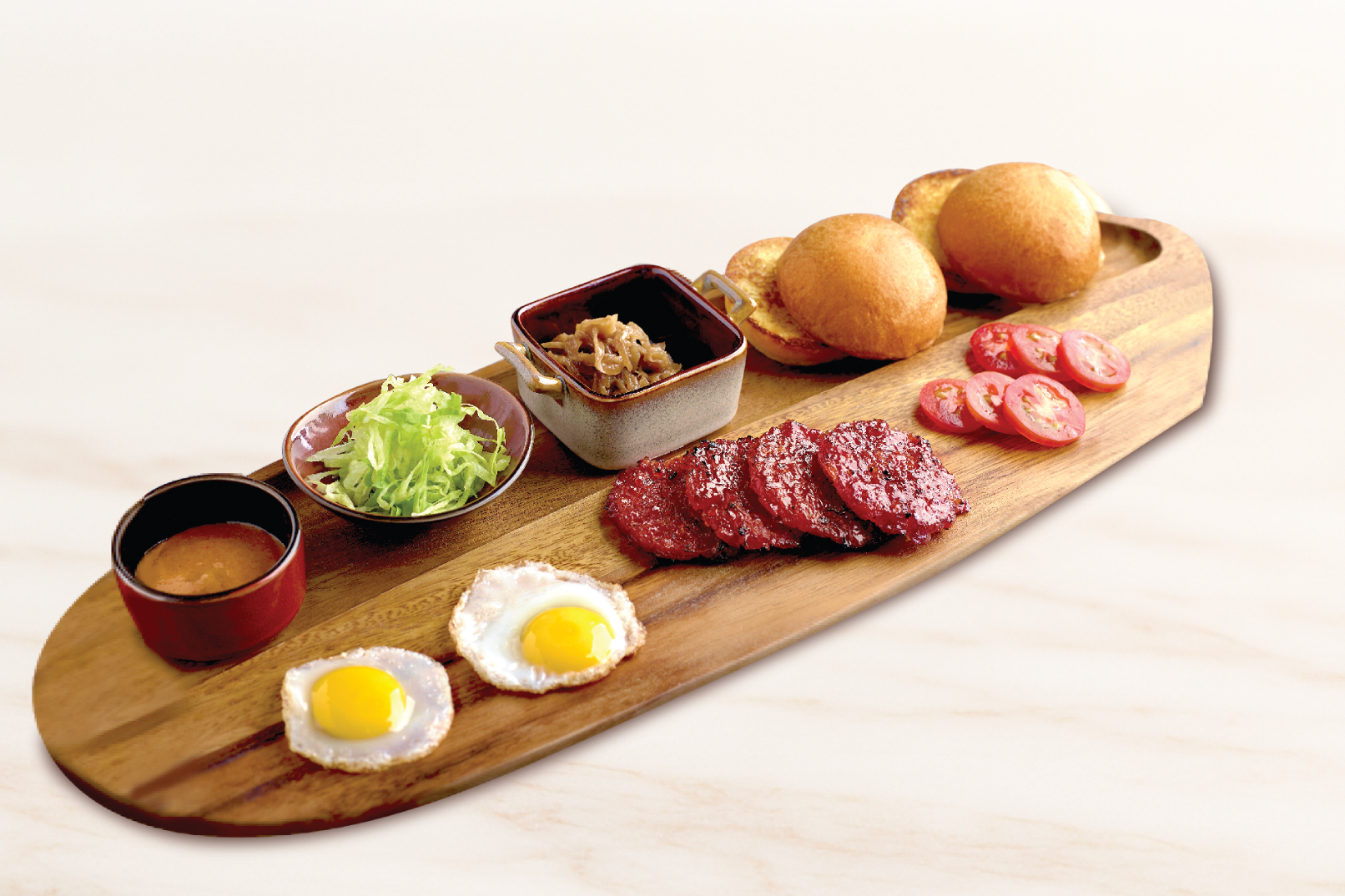 手作迷你漢堡——可選擇豬肉或雞肉,搭配金錢肉乾、迷你漢堡麵包、焦糖洋蔥、太陽蛋鵪鶉蛋、小番茄、生菜及特製參峇蛋黃醬。 手作迷你漢堡——可選擇豬肉或雞肉,搭配金錢肉乾、迷你漢堡麵包、焦糖洋蔥、太陽蛋鵪鶉蛋、小番茄、生菜及特製參峇蛋黃醬。