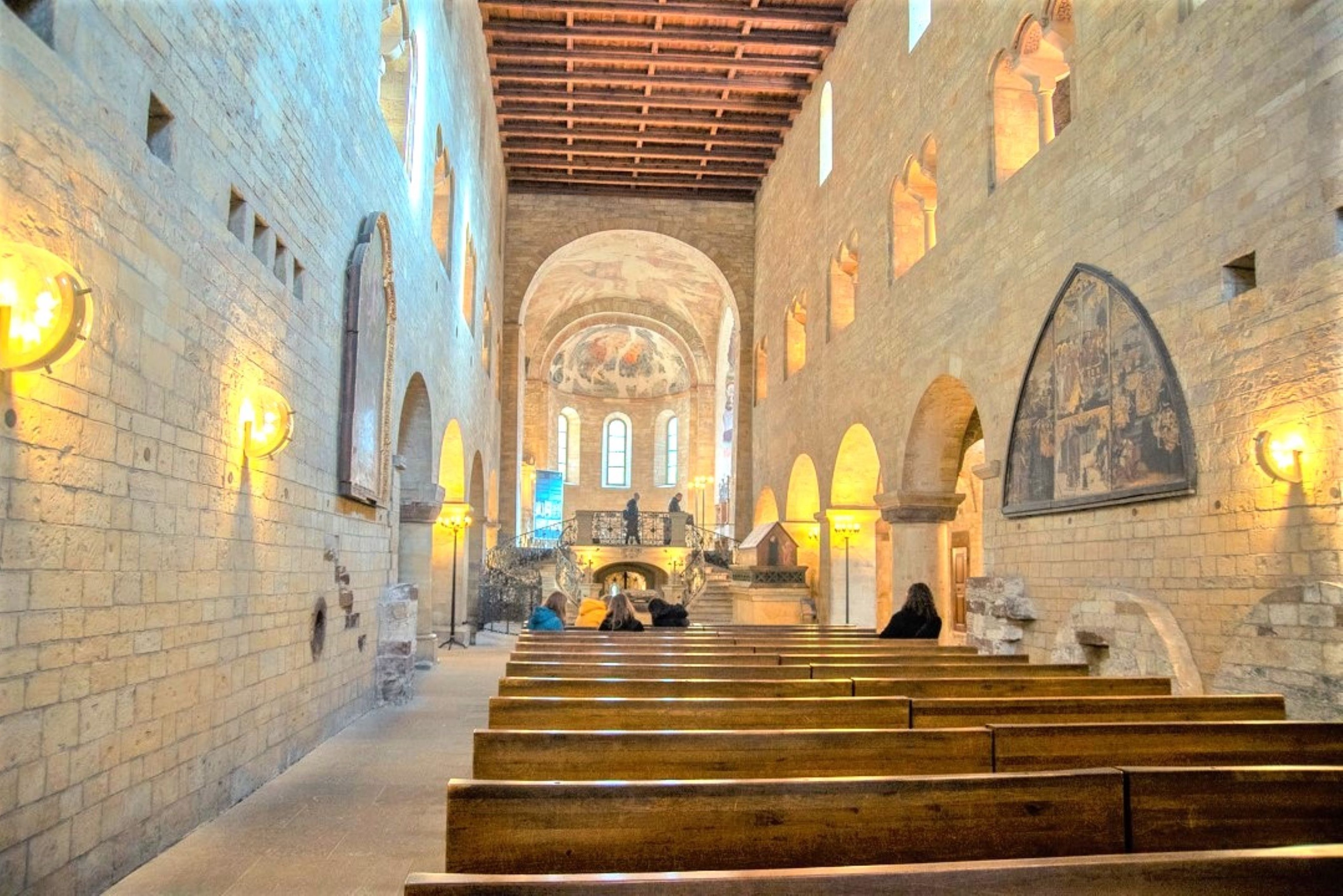 驚歎於舊皇宮華麗的內部裝飾，其中包括歷史悠久的弗拉迪斯拉夫大廳。