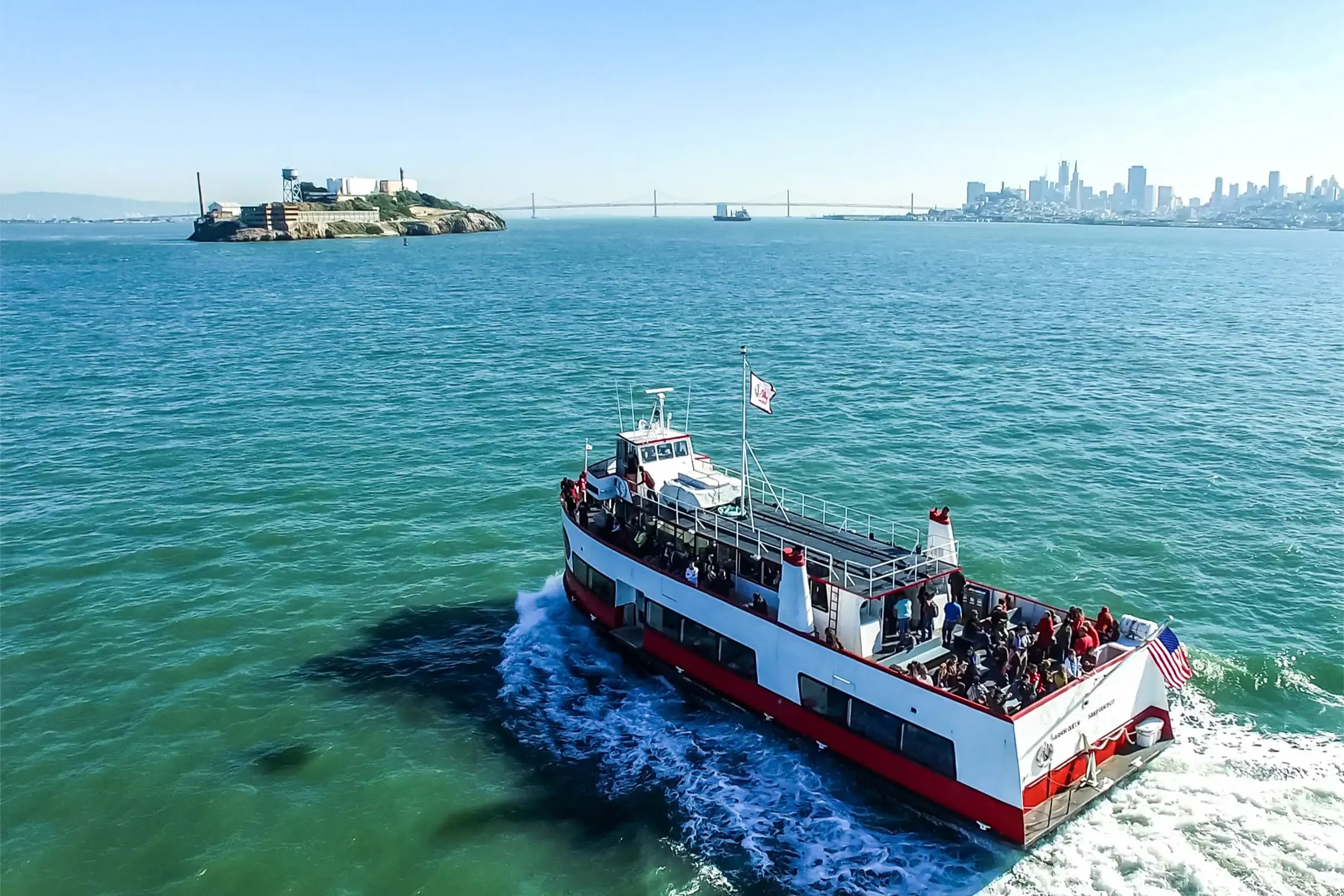 乘坐郵輪在水上滑行，欣賞夕陽將天空染成金色