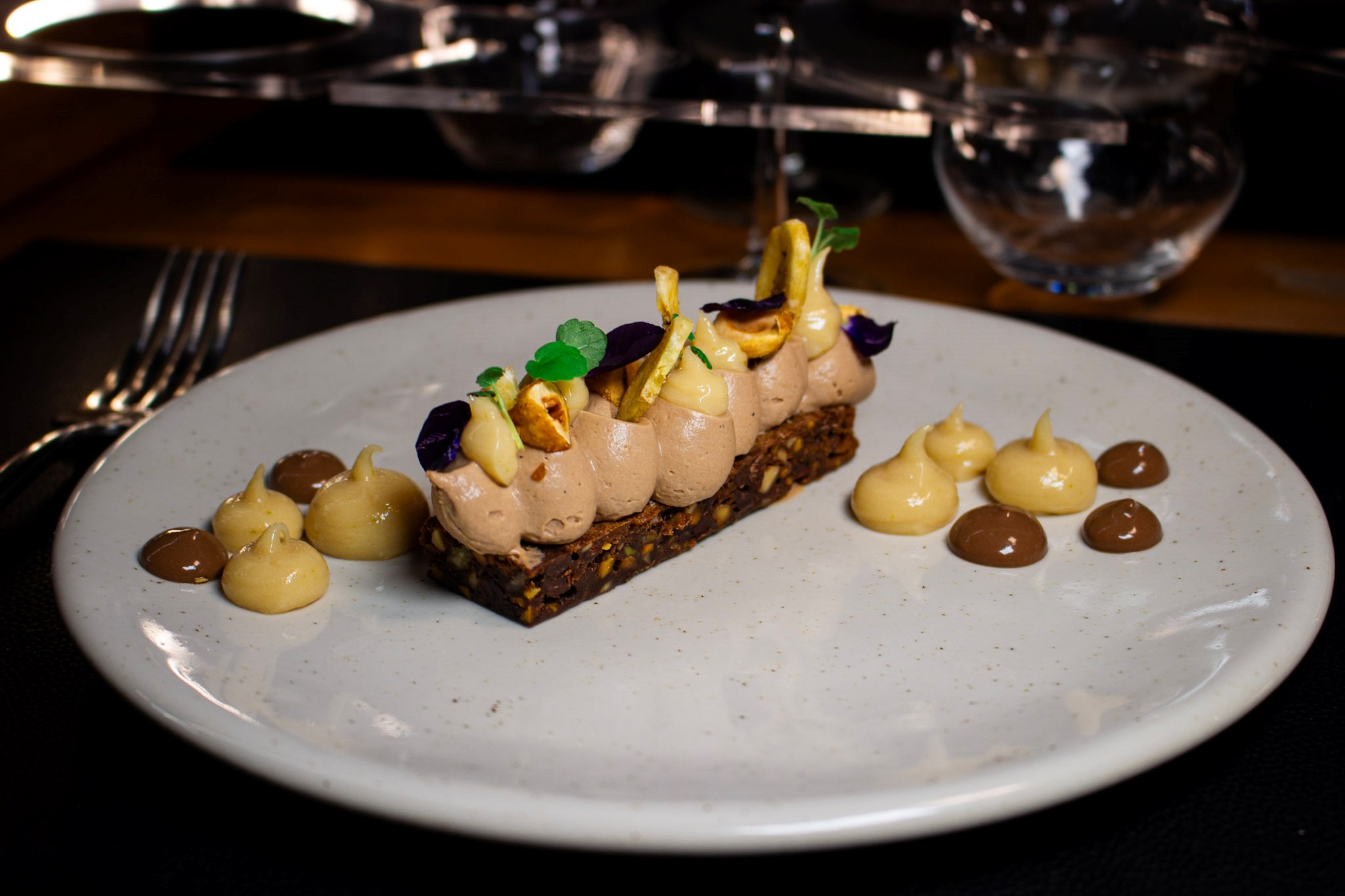 巧克力手指布朗尼、零陵香豆甘納許、香蕉果凍與烤榛果脆片 巧克力手指布朗尼、零陵香豆甘納許、香蕉果凍與烤榛果脆片