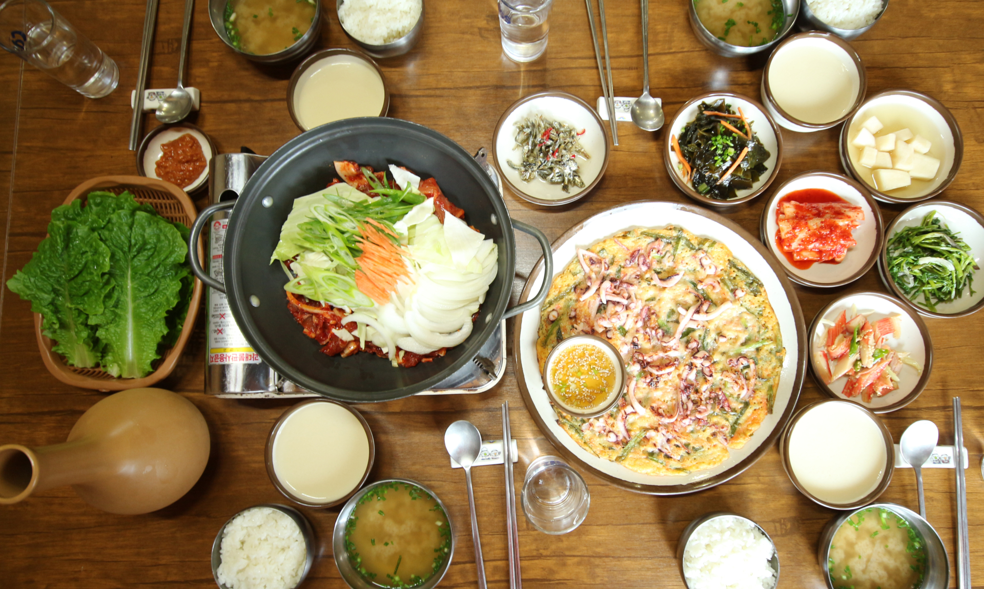 香脆可口的韓式煎餅與香醇小米馬格利酒擺滿餐桌，帶來和諧的味蕾饗宴！