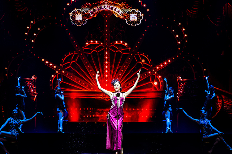 大型真人歌舞《上海千古情》演出立足於上海恢弘的歷史長卷，演繹了上海的前世今生。演出再現了戰國時春申君疏浚黃浦江的力挽狂瀾，滬上江南的婉約繾綣，上海灘的風雲跌宕，十里洋場的摩登歲月，覺醒年代的理想和熱血，新時代上海的日新月異、海納百川，更有世博會、浦東開發開放的文化內核，將上海紅色文化、海派文化、江南文化表現得淋漓盡致。視覺盛宴，心靈震撼！