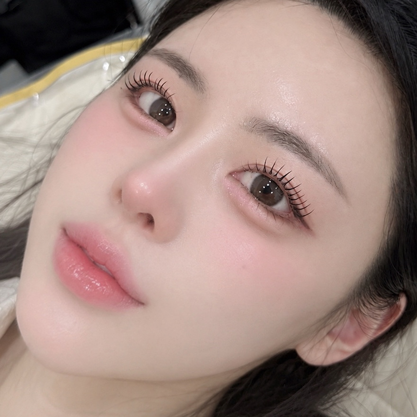 這是一種睫毛燙，透過保留現有的睫毛，並注入充足的水分和營養來打造。它能保留現有的長睫毛，營造出戲劇性的眼妝效果。