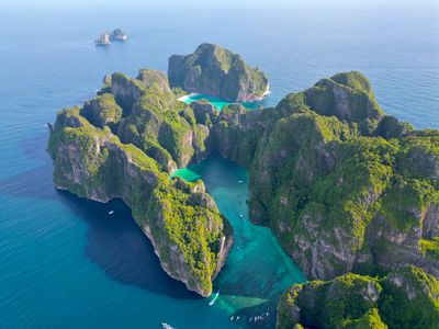 探索神奇的皮皮島萊島,這裡有瑪雅灣、皮雷瀉湖和維京洞穴。 探索神奇的皮皮島萊島,這裡有瑪雅灣、皮雷瀉湖和維京洞穴。