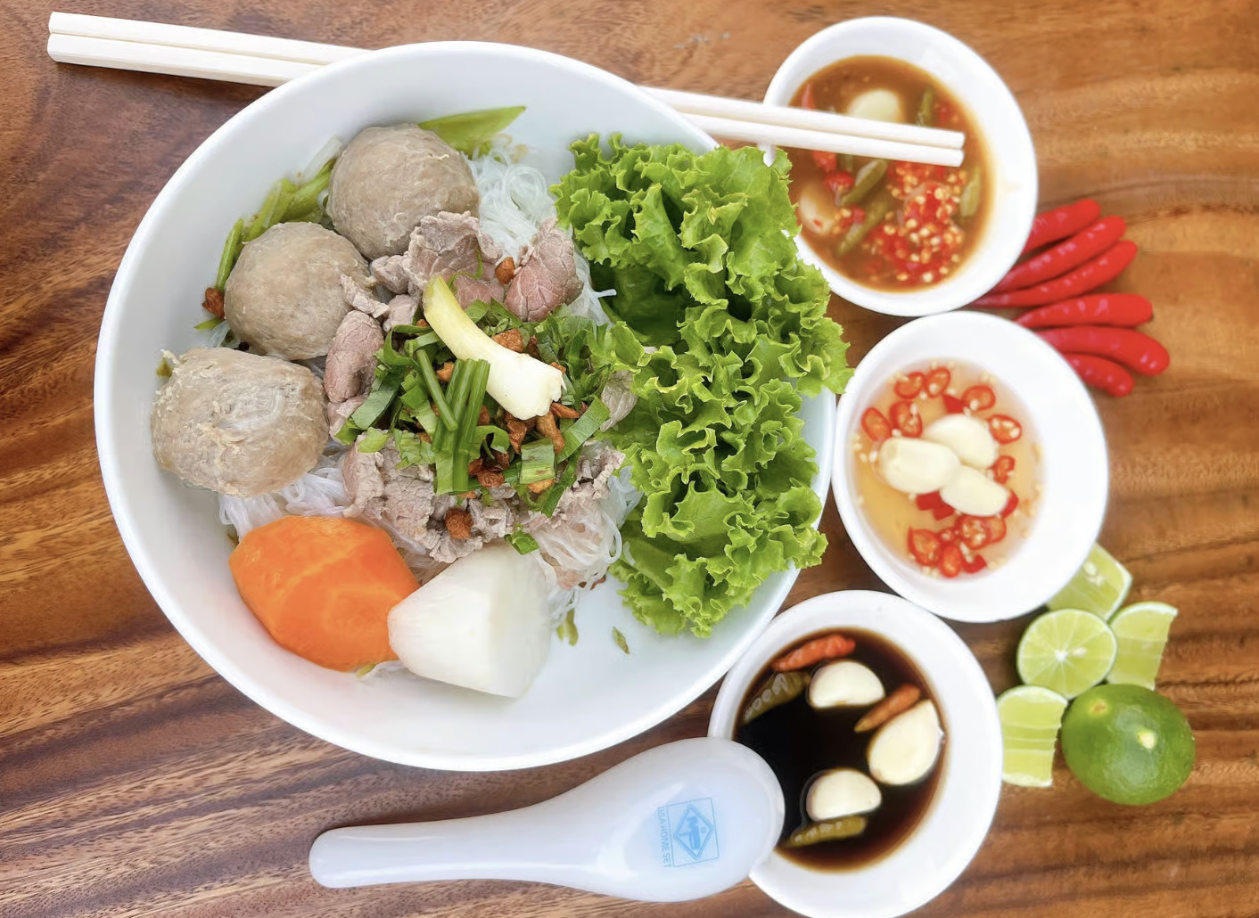 Phnom Penh: Street Art & Food Tour by Tuk-Tuk