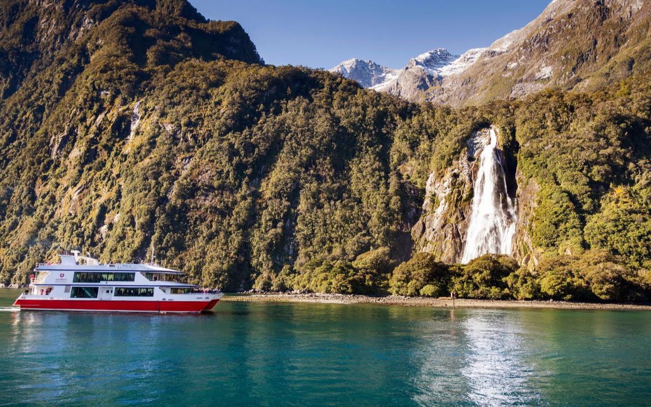 在機長貴賓室體驗尊榮高空觀光,享受寬敞座位與一覽無遺的壯麗景色。 在機長貴賓室體驗尊榮高空觀光,享受寬敞座位與一覽無遺的壯麗景色。