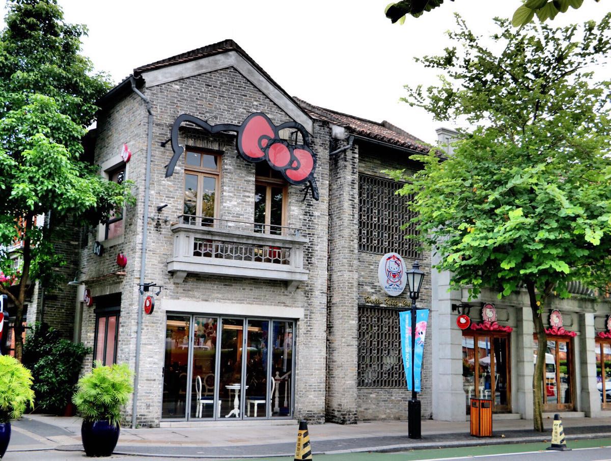 嶺南天地：百年鑊耳屋群變身時尚街區，嫁娶屋與簡氏別墅對望星巴克。青磚縫間長出玻璃幕牆，夜晚燈籠與霓虹共舞，見證佛山新舊文明的溫柔對話。