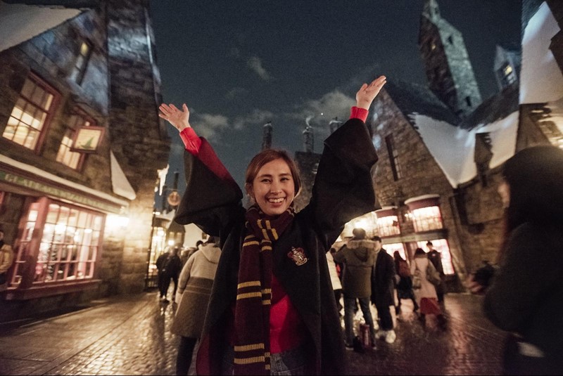 Beatrice in Gryffindor robes at The Wizarding World of Harry Potter
