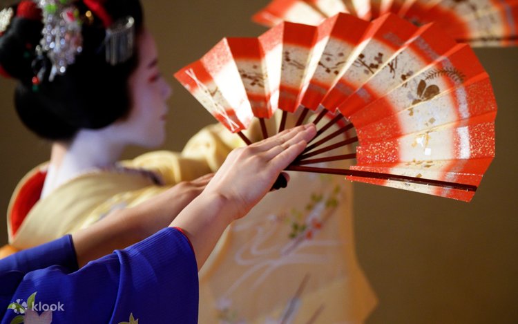 ２本継ぎ三味線(小道具)日舞、芝居、舞台用 能舞台で舞妓さんの舞 — 地方（じかた）による三味線生演奏（2ショット