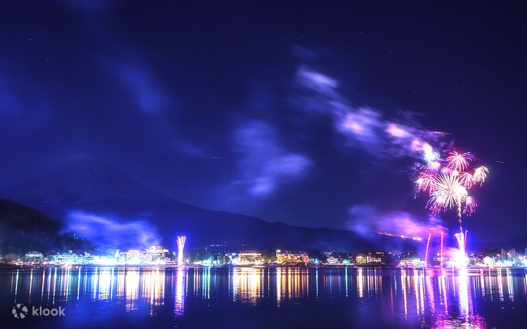 富士山河口湖冬季花火 & 西湖合掌村または西湖樹氷祭日帰りツアー | Klook