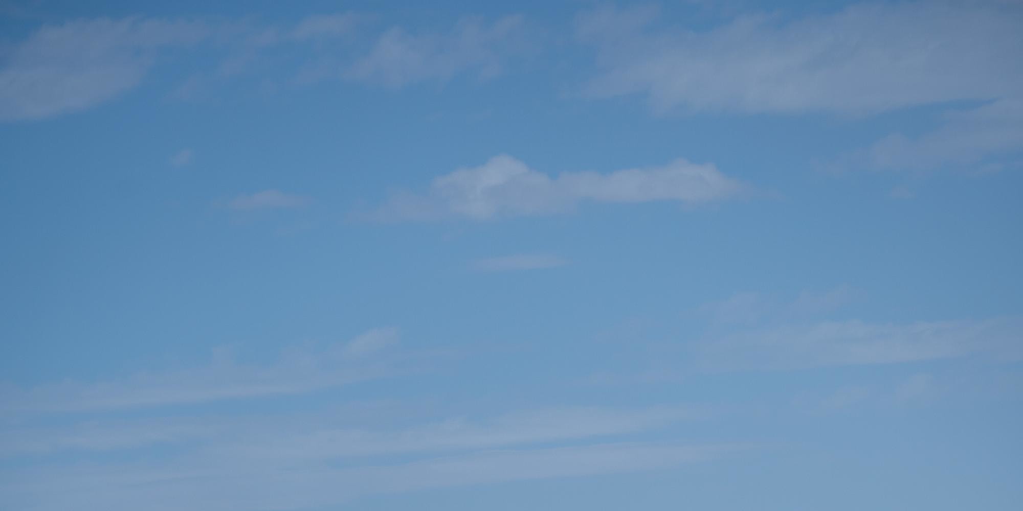 午餐後出發前往【阿克塞石油小鎮】，車程 240KM，行車 2 個半小時左右。下午 12點半左右到達阿克塞石油小鎮，這裡曾經盛產石油，因為石油工人的存在，這裡極度繁華，又因為石油開採結束，一夜之間人去樓空，成為一個無人問津的小鎮。後因電影《九層妖塔》《西風烈》在這裡拍攝而重新熱鬧起來，在這裡可以藉助電影道具打卡拍照，也可以看看曾經一度繁榮的小鎮
現在的落寞景象，不免讓人思考很多。