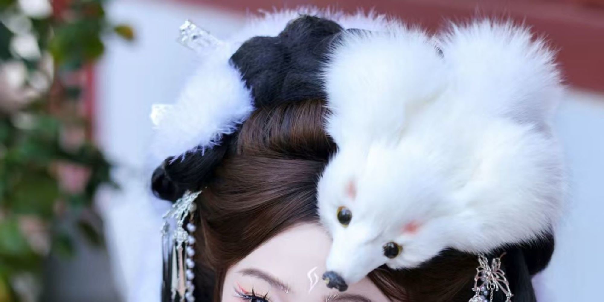 從進門的熱情接待，到幫忙挑選服裝、化妝造型，再到拍攝時無微不至的引導，以及後期選片、修片等環節，每一個工作人員都態度親切、認真負責，讓人感覺就像和老朋友一起在完成一次有趣的創作一樣