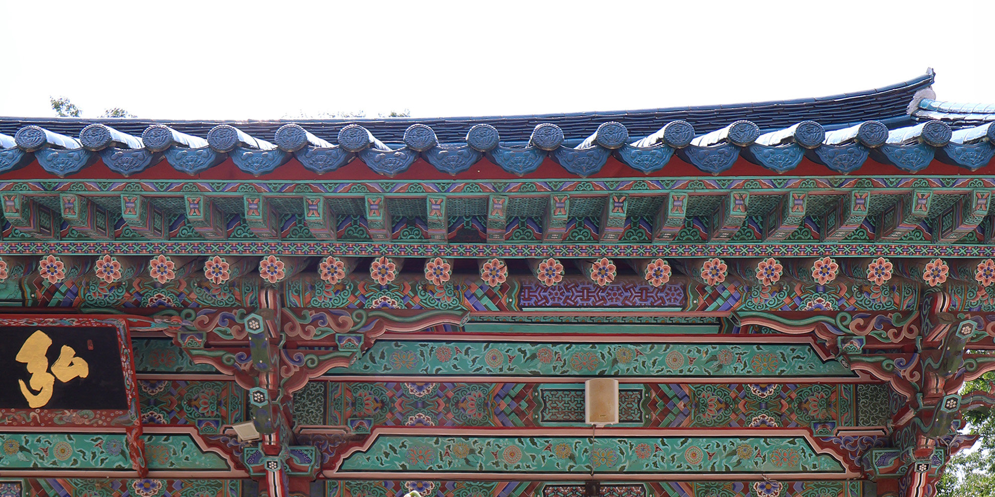 🙏 傳統韓式佛寺建築與周圍山脈的和諧融合，營造出令人驚嘆的美景。