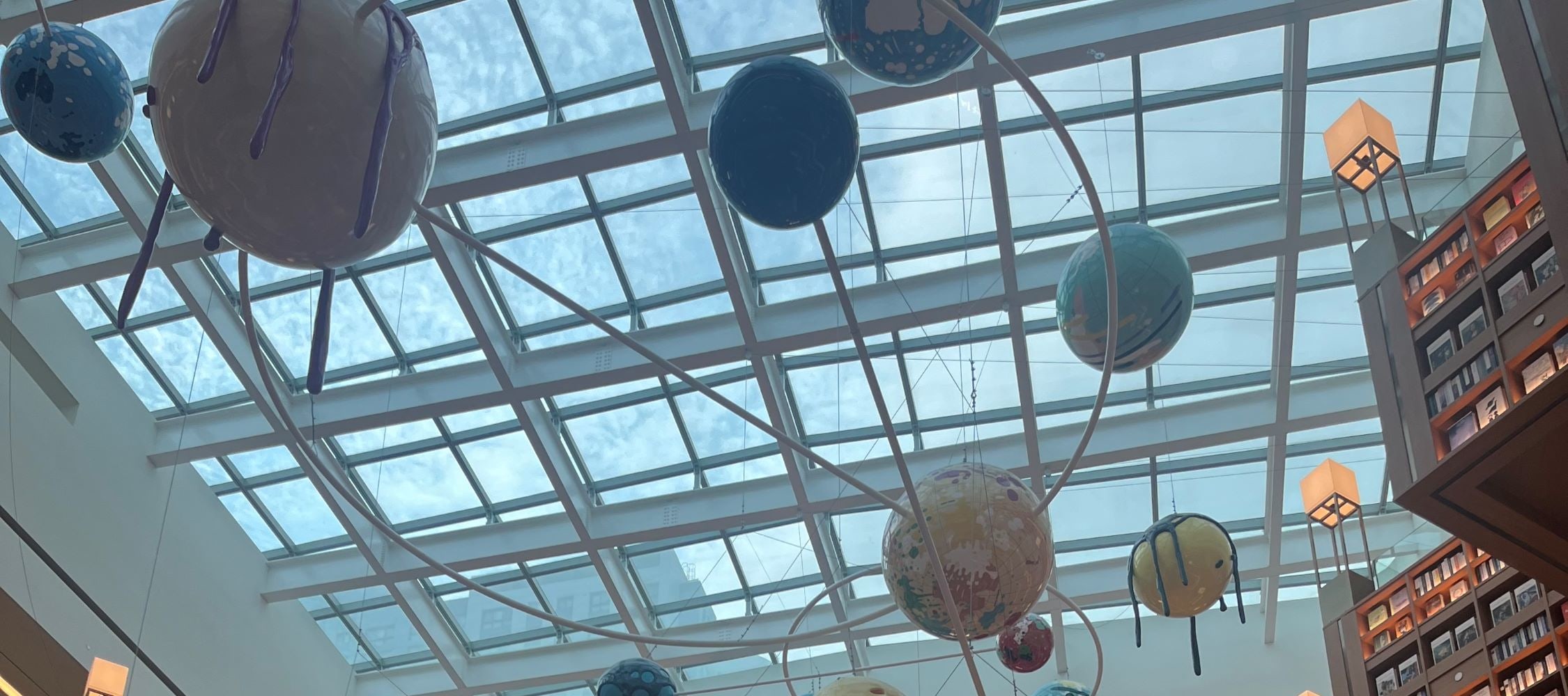 探索韓國時尚生活空間，沉浸在令人驚豔的圖書館、咖啡廳和美拍景點中。