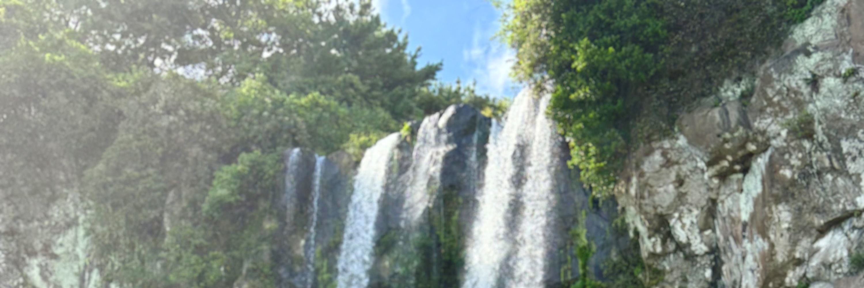 在正房瀑布體驗懸崖與大海的罕見而震撼的交匯。