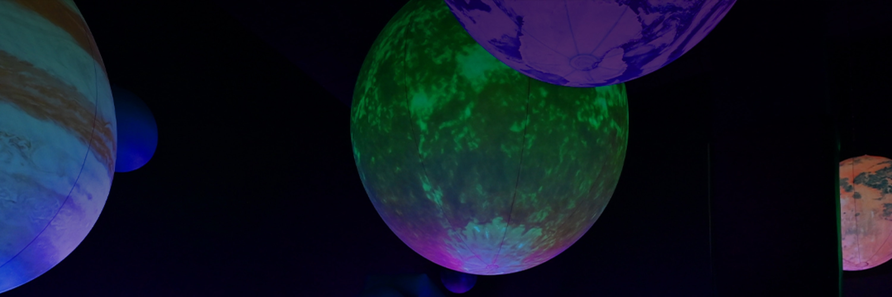 踏入「星際之球」，這是一個迷人的宇宙領域，賓客將被閃耀的行星、繽紛的色彩以及激發對宇宙好奇心的氛圍所環繞。