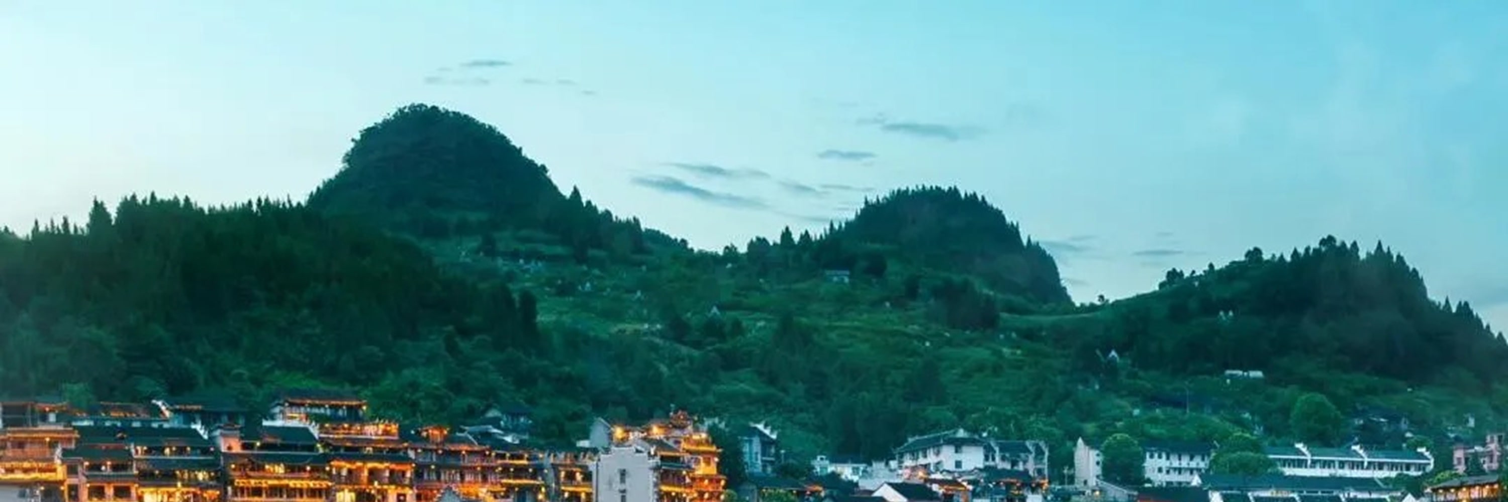 湖南張家界&千年雙古鎮高端5日遊（四鑽酒店+天門山+《阿凡達》取景地袁家界+天子山+鳳凰古鎮&芙蓉鎮+百米電梯+贈送《花開芙蓉》晚會）