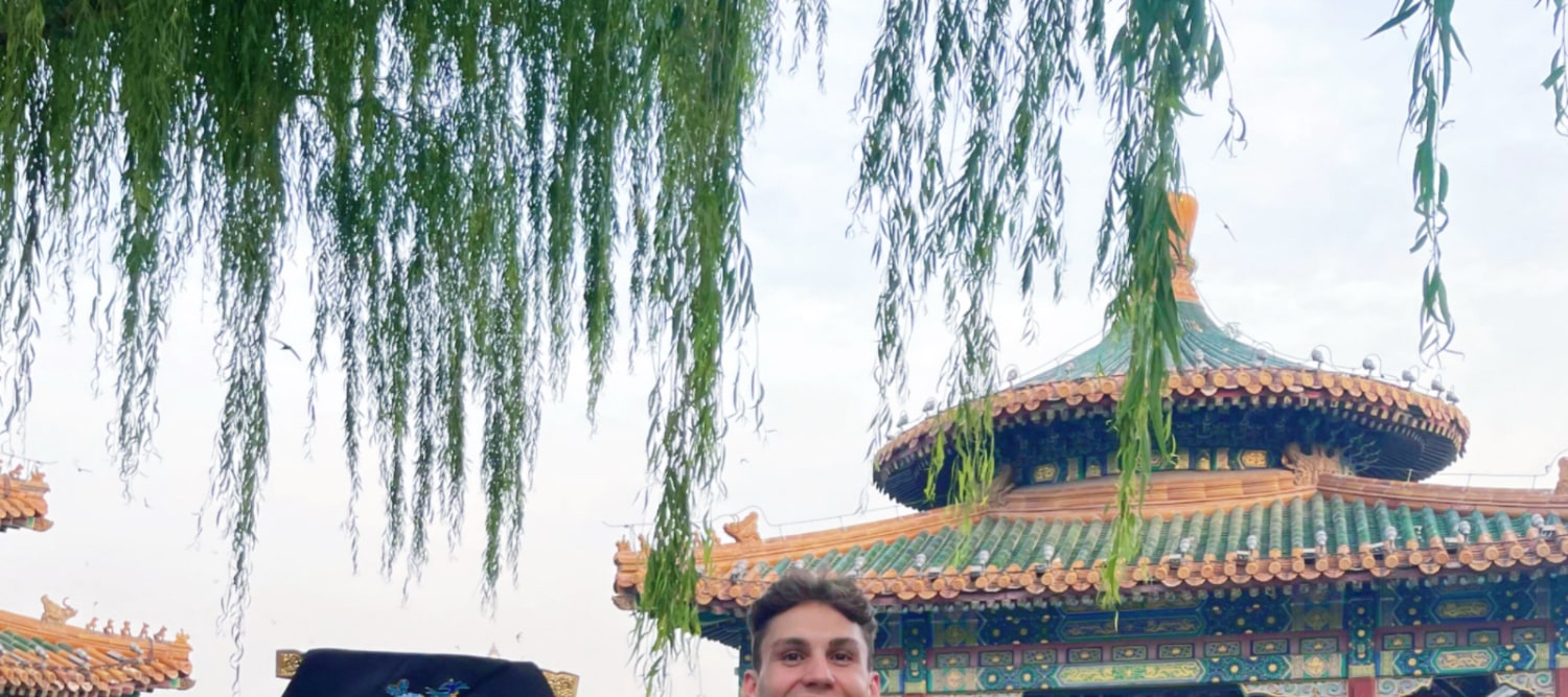 頤和園是汲取江南園林精髓，園內亭臺樓閣精緻典雅，長廊蜿蜒如畫，湖光山色相映成趣。可泛舟昆明湖，漫步長廊，728米彩繪長廊繪有1.4萬幅蘇式彩畫，涵蓋四大名著故事，感受“雖由人作，宛自天開”的造園境界。