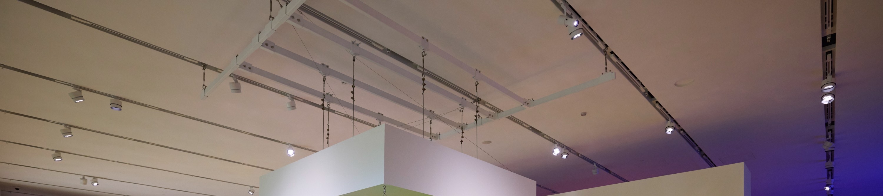 莉亞．盧布林 《穿透／排出（來自〈隧道底河流〉）》 1970 年 
「身臨夢境：1950 年代至今的女性藝術家環境作 品」展覽現場，2025 年 根據莉亞．盧布林的原作 攝影：鄭樂天 圖片由 M+提供