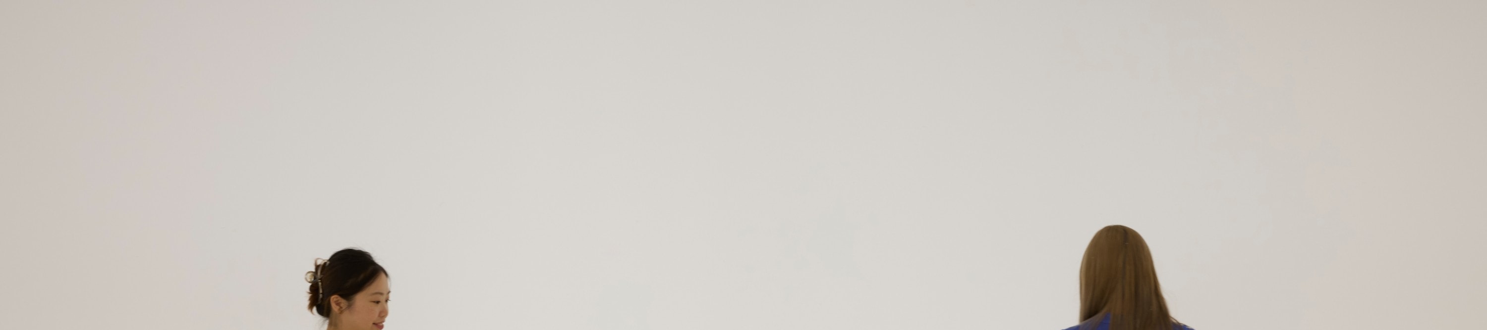 朱迪・芝加哥 《羽毛室》 1966年 
複製品，慕尼黑藝術之家，2023 年 
「身臨夢境：1950 年代至今的女性藝術家環境作 品」展覽現場，2025 年 
© Chicago Woodman LLC, Judy Chicago 攝影：鄭樂天 
圖片由 M+提供