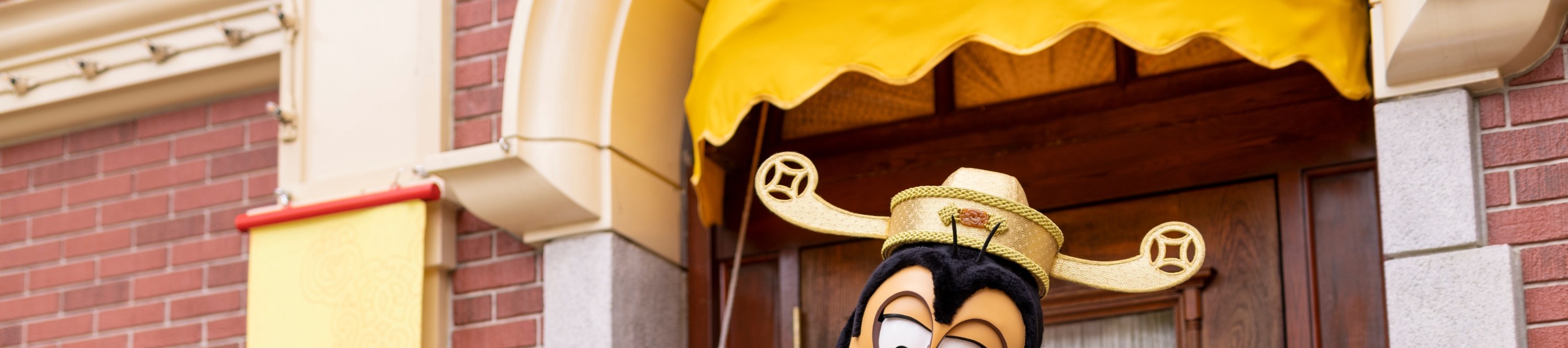 新春伊始，財神高飛與一眾換上新春「福」裝的迪士尼朋友祝願每位賓客「馬上有福、馬上開心」