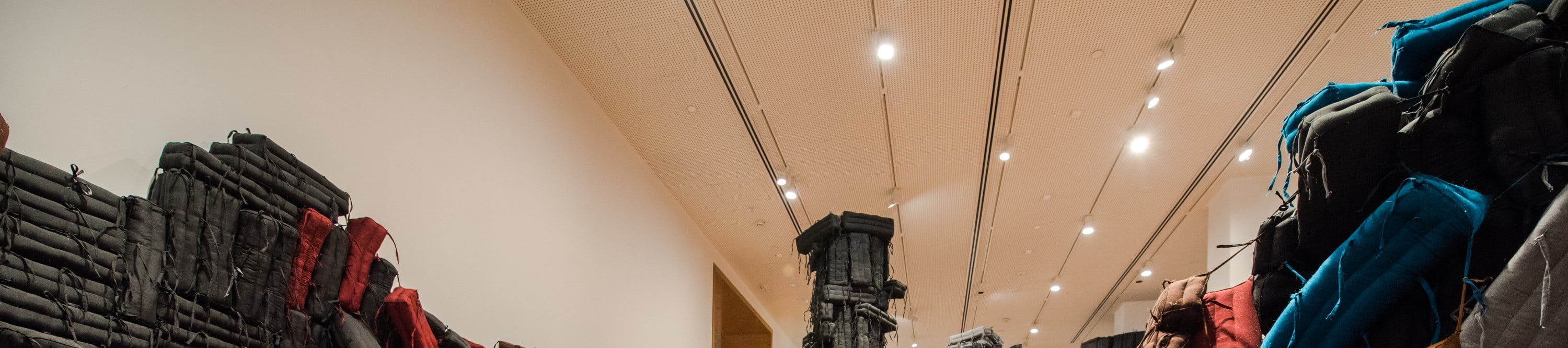 碧娜里．桑比塔 《房屋在崩塌》 2017 年 
新加坡「晝夜璀璨藝術節」現場，攝於 2018 年 © 碧娜里．桑比塔 
圖片由新加坡國家美術館提供