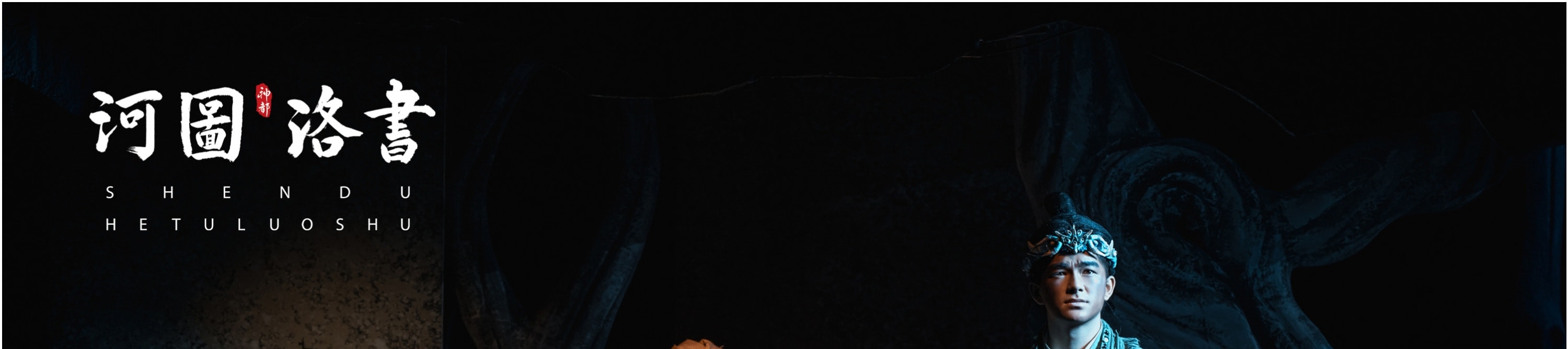 場景中有著樹影與陶罐,將男子的堅毅與女子的溫婉形成對比,呈現出一種充滿故事感的畫面 場景中有著樹影與陶罐,將男子的堅毅與女子的溫婉形成對比,呈現出一種充滿故事感的畫面