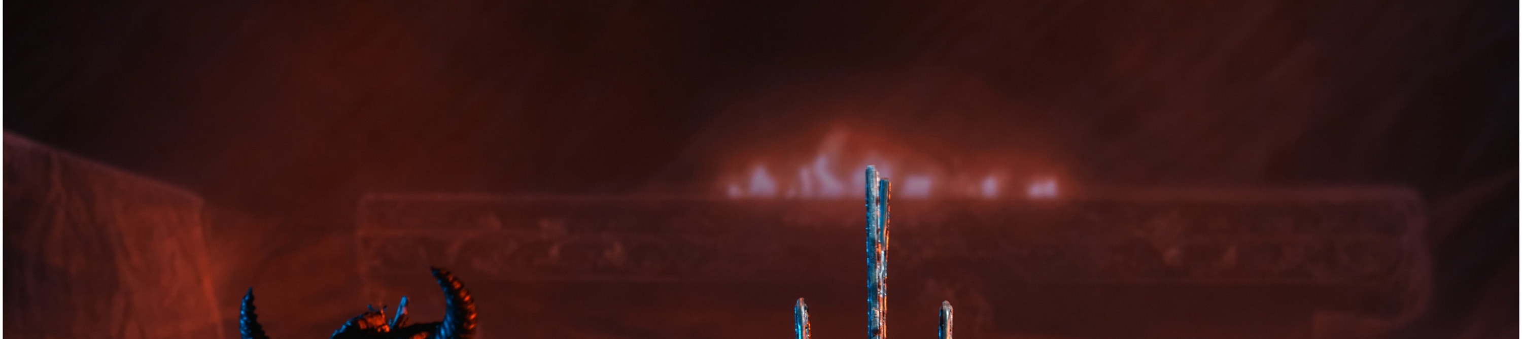 身著極具金屬質感與圖騰裝飾的服飾,頭戴帶有尖刺的面具,在紅藍色光影交錯的神秘場景中,盡情展現著充滿力量感的動作 身著極具金屬質感與圖騰裝飾的服飾,頭戴帶有尖刺的面具,在紅藍色光影交錯的神秘場景中,盡情展現著充滿力量感的動作