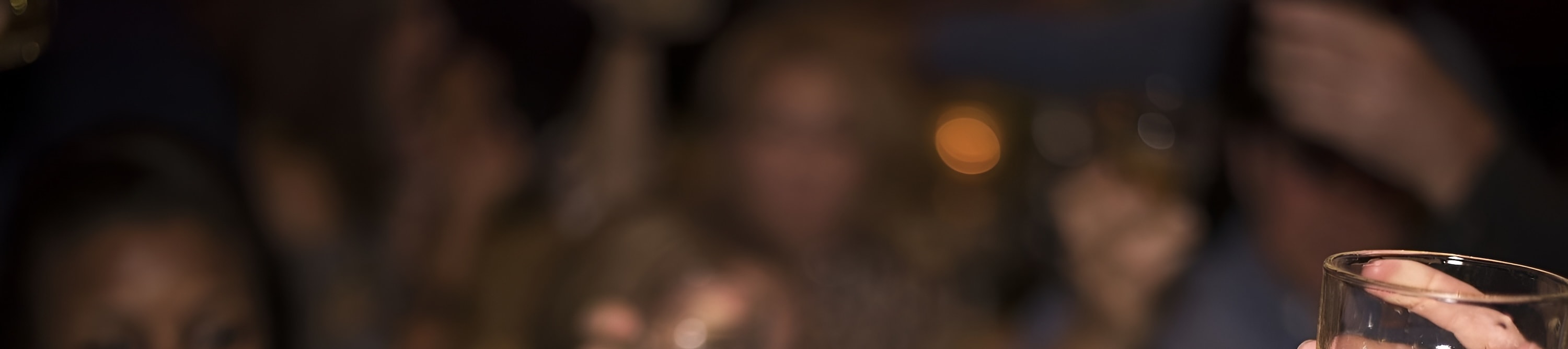 在現金吧享用飲品