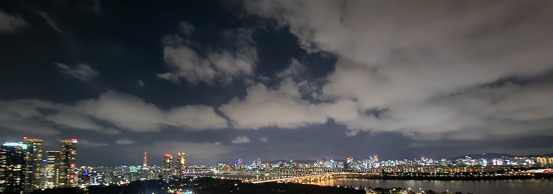 漫步在展館周圍，您可以享受寧靜而充滿活力的氛圍，並拍攝燈火通明的城市天際線的完美照片。