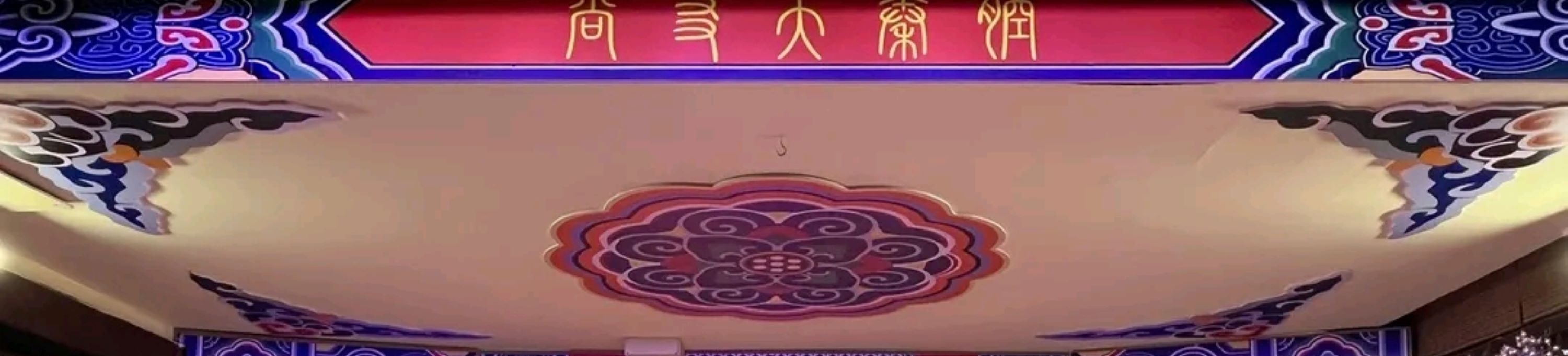 表演者手持身著藍色官服的木偶,木偶造型細膩,服飾具有戲曲特色 表演者手持身著藍色官服的木偶,木偶造型細膩,服飾具有戲曲特色