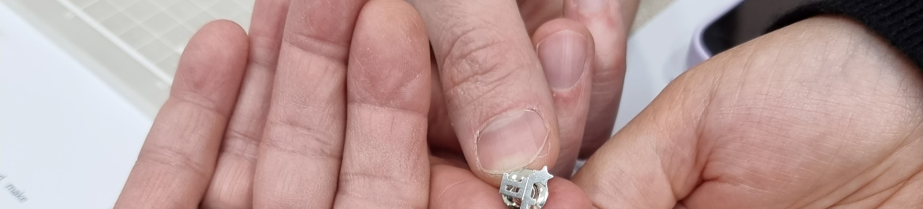 您可以自由選擇並製作您想要的銀飾，例如項鍊、耳環、手鍊、鑰匙圈及胸針。