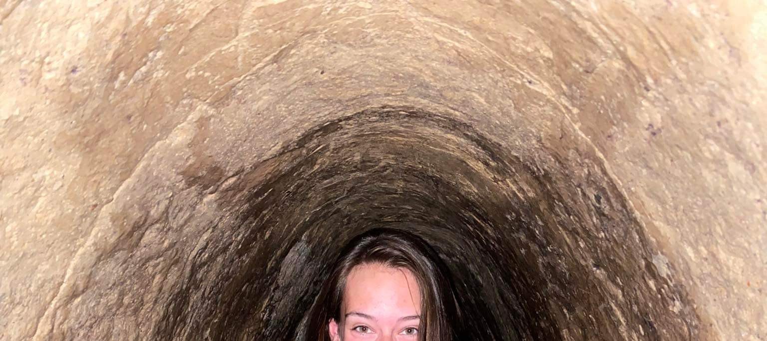 探索地下隧道。