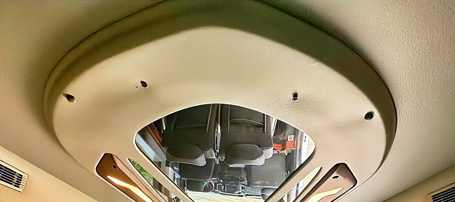 9-Seat Limousine Bus