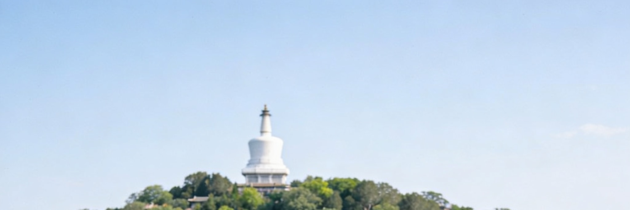 我們的下一站是北海公園. 您的導遊娓娓道來，將從遼代到明清時期的漫長曆史，化作一個個生動鮮活的片段，在你耳邊徐徐展開。
春季抵達北海公園，首先映入眼簾的便是一片金黃燦爛的迎春花，它們如同靈動的精靈，沿著湖邊、蜿蜒小徑肆意綻放。海棠花也不甘示弱，粉白相間的花朵緊緊簇擁在枝頭。
漫步於公園之中，導遊聲情並茂地講解著永安寺深厚的宗教文化，從寺廟的建築風格到宗教儀式的內涵, 以及白塔背後那些歷經歲月沉澱的歷史故事。在花卉的環繞與歷史文化的薰陶下，你將全身心沉浸在這座古老皇家園林獨一無二的魅力之中 。