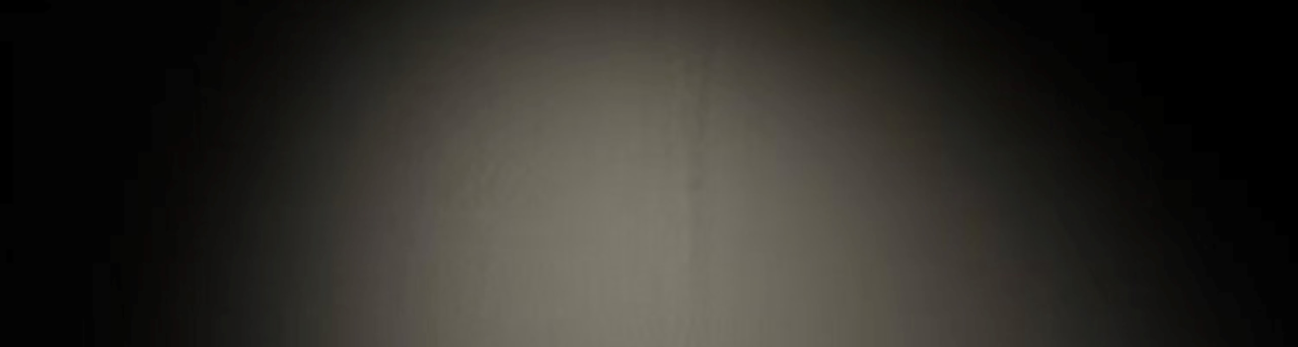 踏入展廳，柔和又帶著些許靜謐的燈光瞬間包裹住我，像是踏入了另一個只屬於心靈的維度