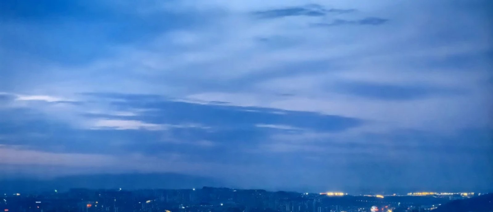 雲端視角,俯瞰山城全景,憑欄遠眺,兩江交匯處的水紋與雲端透出的霞光交織,恍若神女遺落的霓裳綢緞 雲端視角,俯瞰山城全景,憑欄遠眺,兩江交匯處的水紋與雲端透出的霞光交織,恍若神女遺落的霓裳綢緞