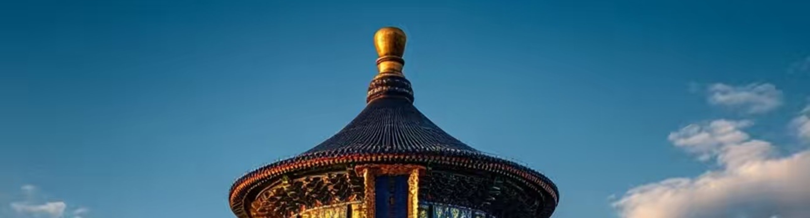當夜幕降臨，燈光亮起，天壇那紅牆藍瓦的祈年殿在夜色中宛如天上宮闕，金色屋頂熠熠生輝，與藍色天空相互映襯，古老的建築在靜謐的夜晚訴說著歲月故事，散發著莊重、神秘又浪漫的獨特魅力，美輪美奐，令人陶醉